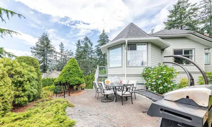 Saanich West House | Beautiful - cozy accessible suite 15 mins to downtown Victoria |AC |Free Parking