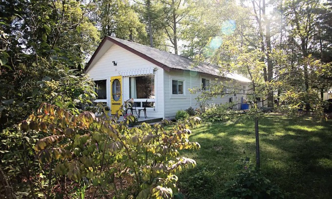 Wasaga Beach Cottage | Beautiful cozy cottage, few steps to a sandy semi-private beach,