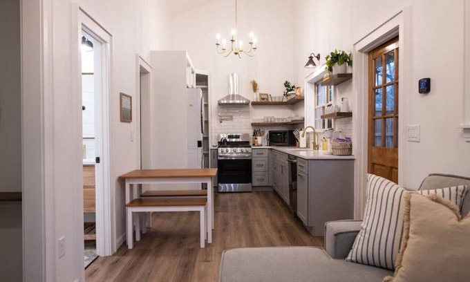 Norcross House | Beautiful "Cozy Cottage" in Downtown Norcross with Chef's Kitchen