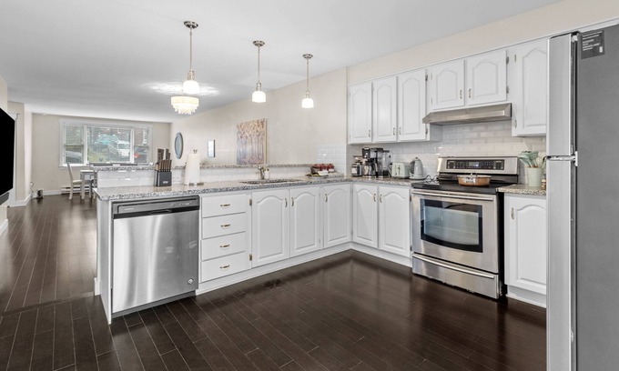 Quidi Vidi House | Beautiful & Cozy DT Home With PingPong Table