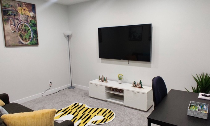West Edmonton House | Beautiful & Cozy Guest Suite Near West Edmonton