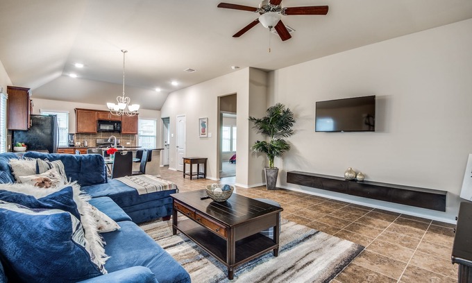 Houston House | Beautiful cozy home in a peaceful neighborhood!