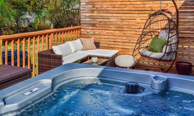 Knoxville House | Beautiful, Cozy, Modern Home w/King Bed, Hot Tub & Deck! 11 mins to Downtown!