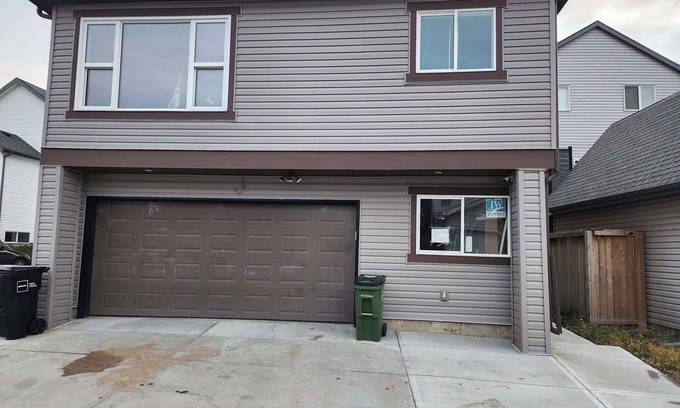 Northeast Edmonton House | beautiful, cozy private and quiet house + heat garage -EV charger - NO BASEMENT