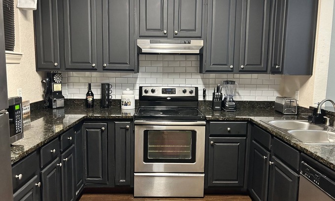 St. Bernard Area House | Beautiful Cozy Townhome 5 mins from Downtown New Orleans!