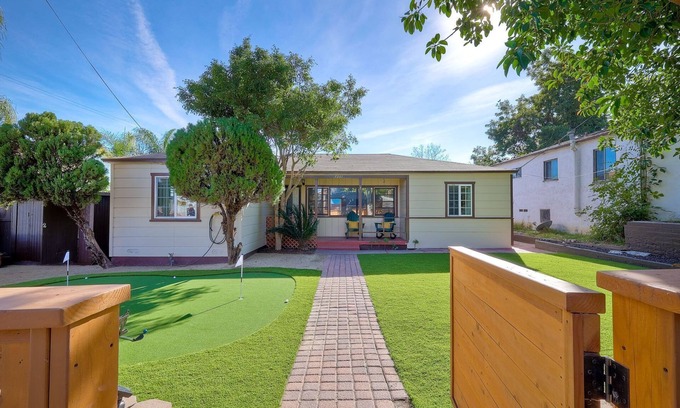 Lemon Grove House | Beautiful Craftsman home w/putting green, king size bed-10 min from Balboa Park