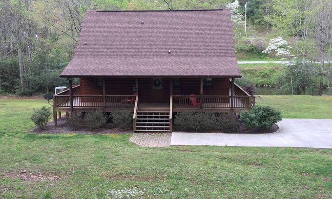 Robbinsville Cabin | Beautiful Creekside Cabin 3 Bedroom Robbinsville, NC Perfect Family Location!