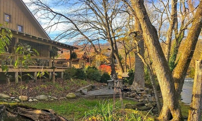 Bryson City House | Beautiful Deep Creek Home. Hot Tub. Pool Table. Close to Town and National Park.