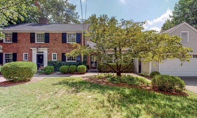 Crescent Hill House | Beautiful Derby, PGA, and Holiday Large Louisville home!