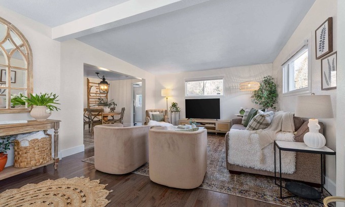 North Spokane House | Beautiful Designer Cottage - 2 Min to Campus