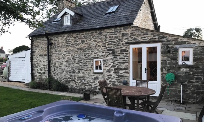 Bontnewydd Cottage | Beautiful detached Welsh country cottage