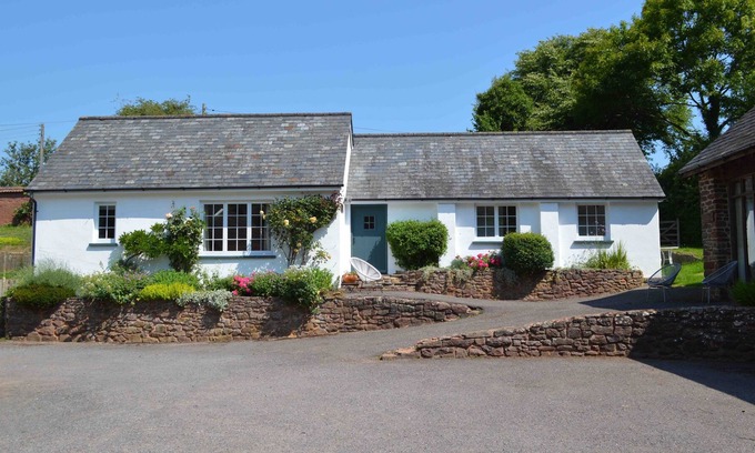 Crediton Cottage | Beautiful Devon Cottage near Exeter with easy access to the moors & coast