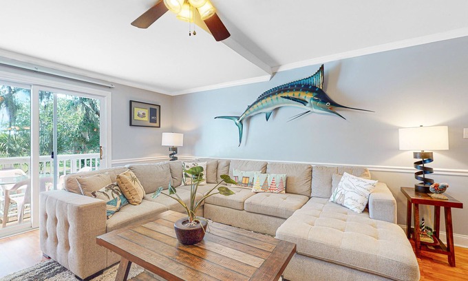 Ocean Ridge House | Beautiful Dog-friendly condo with full kitchen, free wifi and golf course views