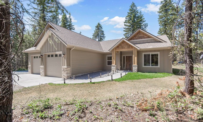 Priest River House | Beautiful dog-friendly home close to river w/central AC, deck, W/D, RV parking