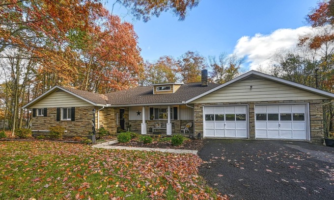 Oakland House | Beautiful dog-friendly villa with hot tub, fire pit, balcony, W/D & lake access