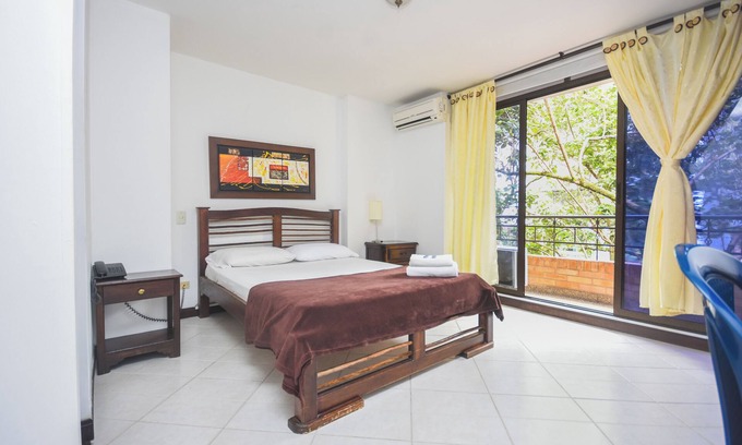 Estadio Hotel | Beautiful double room with wifi and air and balcony in laureles stadium medellin