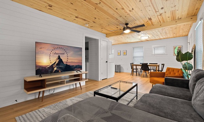 St. Edwards House | Beautiful Downtown Home! Perfect for Long Stays!