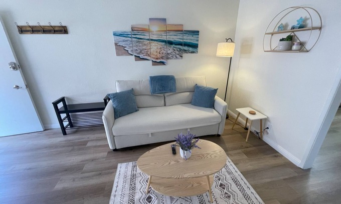 West Gateway Apartment | Beautiful Downtown Long Beach Retreat w/Parking and WiFi