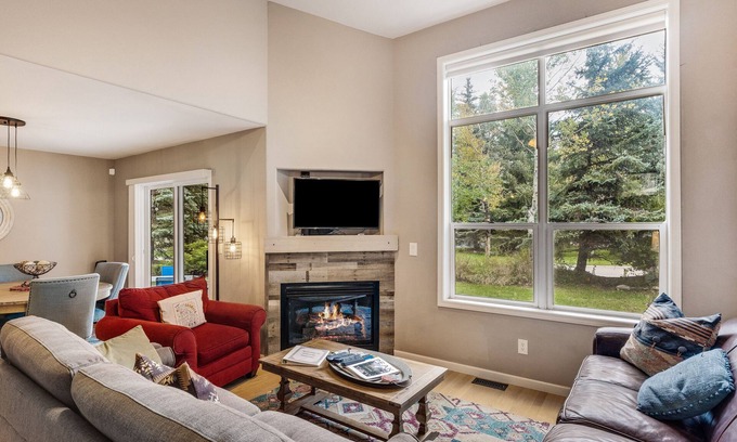 Edwards House | Beautiful downtown townhouse with patio, grill, firepit, fireplace, washer/dryer