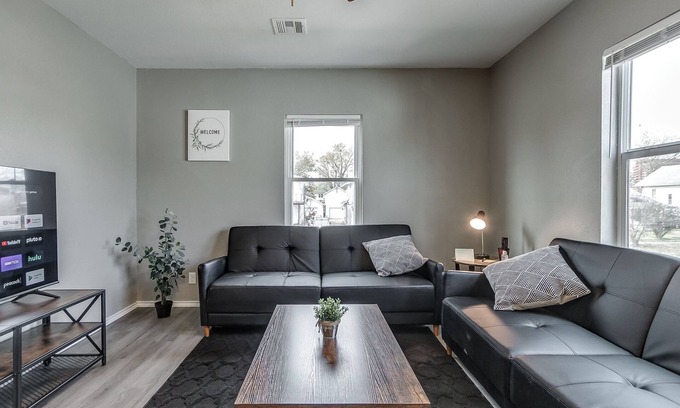 Bartlesville House | Beautiful Downtown modern 1 BR. 1 BA Washer+ Dryer