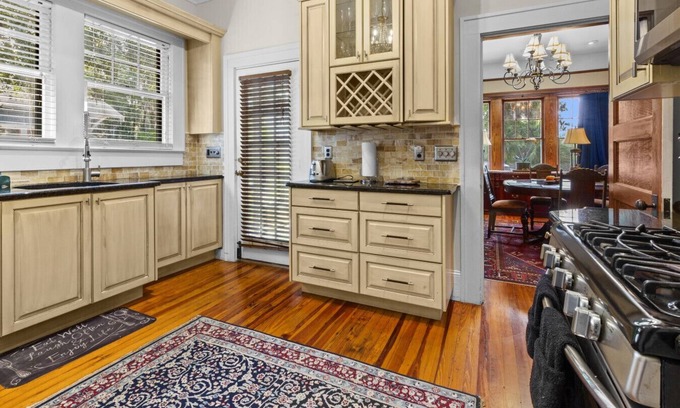 Duckpond House | Beautiful Downtown 2 BR Home w/Yard