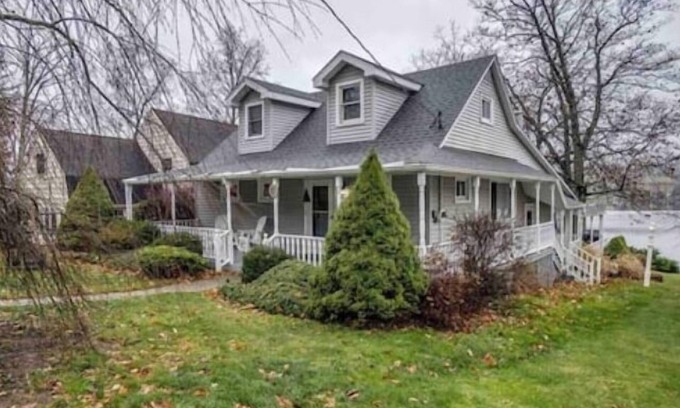 Dundee Cottage | Beautiful East Waneta Lake Cottage!