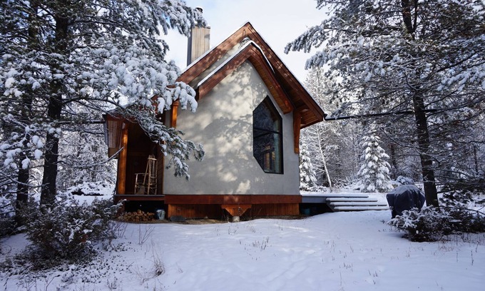 Golden Ski Chalet | Beautiful eco-building in the heart of the Rocky mountains. All modern amenities