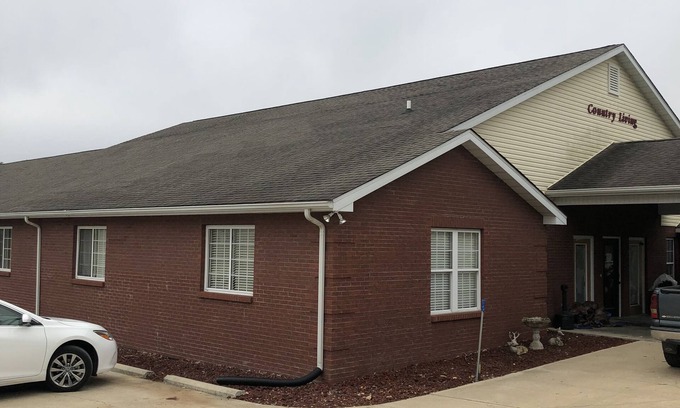 Lesterville House | Beautiful eight bedroom, eight bath lodge just minutes from Black River.