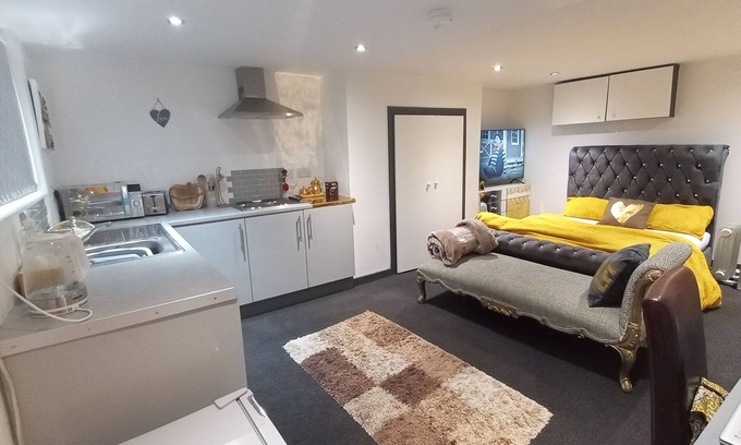 Harehills Apartment | Beautiful En-suite Studio in Leeds -lower Floor