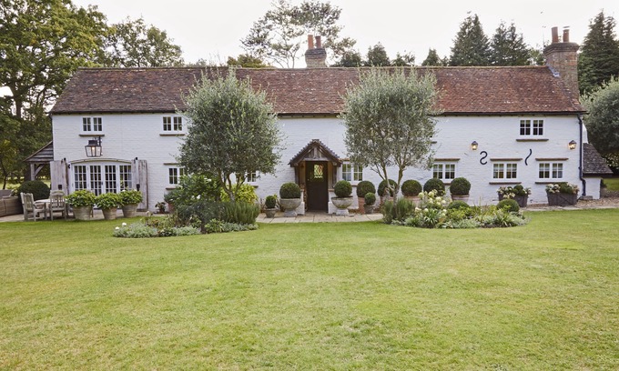 Walton-on-Thames House | Beautiful English Cottage beside the wonderful Burhill Golf Course in Surrey
