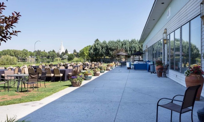 Idaho Falls Hotel | BEAUTIFUL ESCAPE! ONE PERFECT UNIT! COMPLETE WITH SPA, POOL, HOT-TUB