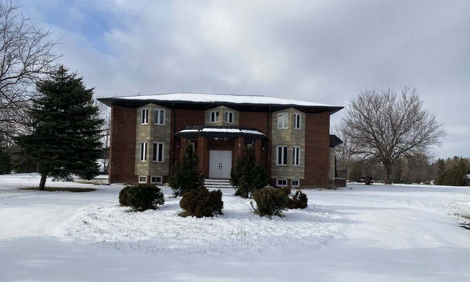 Brampton House | Beautiful Estate Home Getaway