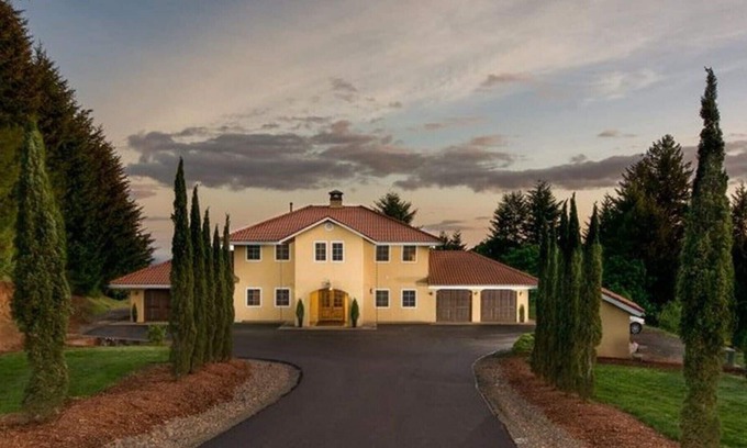 Dundee House | Beautiful Estate Home Centrally Located in Oregon Wine Country