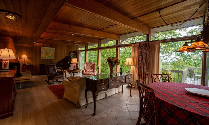 Barton Hills House | BEAUTIFUL ESTATE OVERLOOKING SCENIC ANN ARBOR & BARTON POND