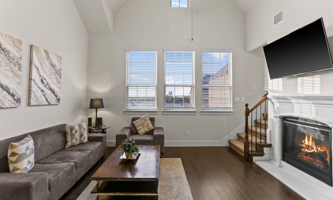 The Colony House | Beautiful Executive Townhome superb location 3br 3.5bth in peaceful Lewisville