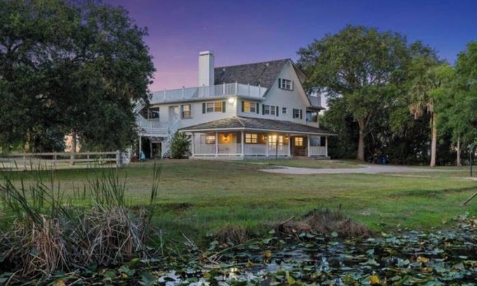 Palm Beach Country Estates House | Beautiful farmhouse 2Acres Estate, Hot Tub, Beach, Parks Trails, Bikes, Stadium