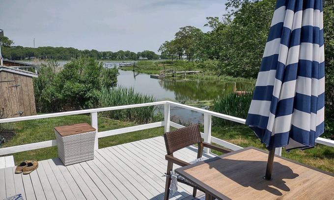 Cutchogue House | Beautiful fall getaway in a newly renovated waterfront home