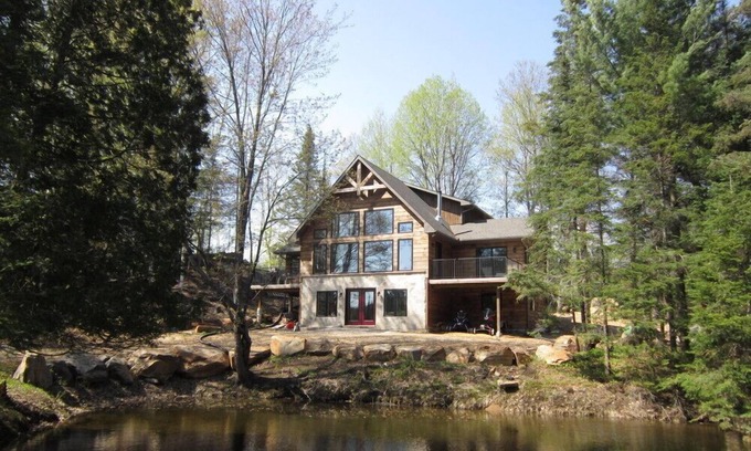 Algonquin Highlands Cottage | Beautiful Family Cottage in Dorset, Algonquin Highlands Close to Algonquin Park
