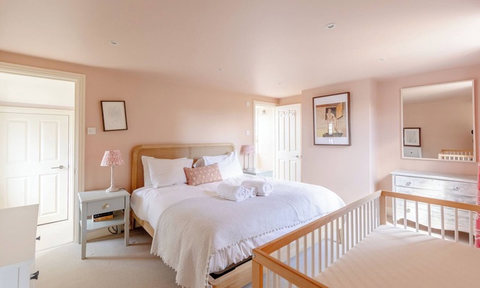 Mortlake Apartment | Beautiful Family-Friendly 3BD House - North Sheen!