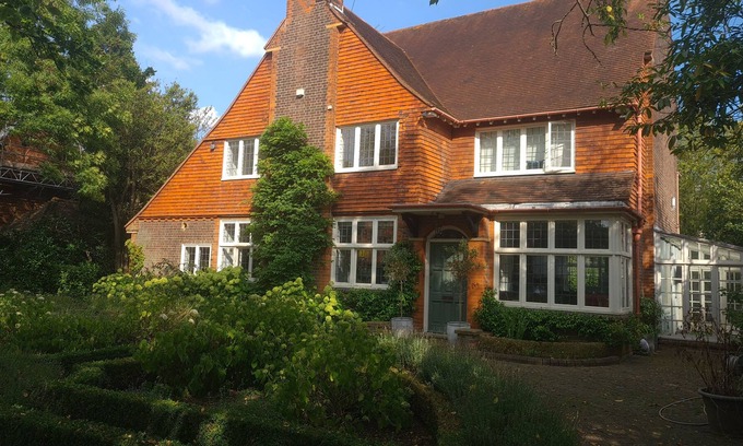 Hillingdon Villa | Beautiful Family Holiday Home-bond