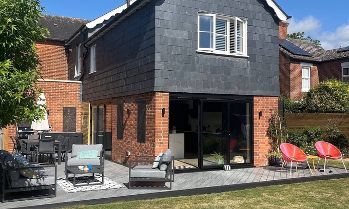 Wivenhoe House | Beautiful family house near river with hot tub