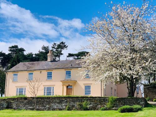 Woodford Halse House | Beautiful farm house with dedicated sitting and media room for guest's use
