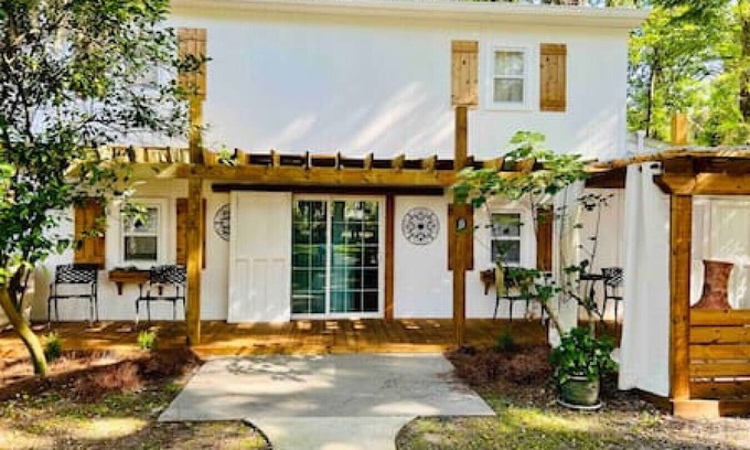 Fernandina Beach Condo | Beautiful farmhouse in Fernandina Beach