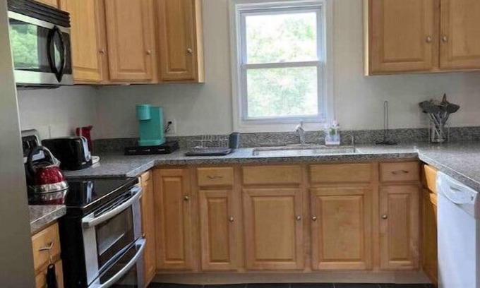 Greenfield Park House | Beautiful Farmhouse, 6 bedrm, pond, woods, firepit