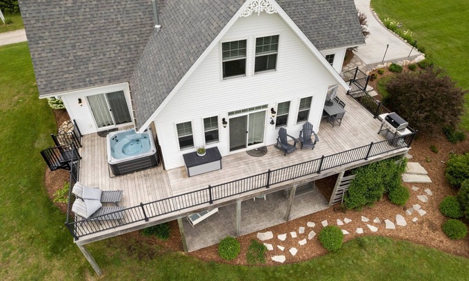 Williamsburg House | Beautiful farmhouse minutes from downtown Traverse City - Pets Ok