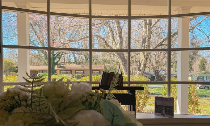 Jamestown House | Beautiful Farmhouse-Style Escape