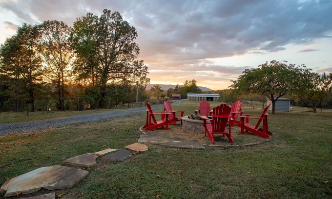 Smithville Cabin | Beautiful Farmhouse North of Broken Bow! 74 private acres-Stocked Pond!