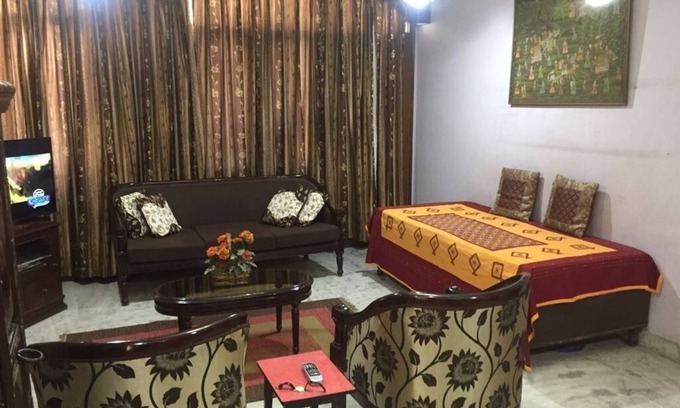 Kharera Apartment | Beautiful flat in Hauz Khas close to important land marks in NewDelhi