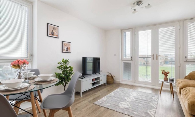 Milton Keynes Apartment | Beautiful Flat Prime Location Balcony Free Parking Self-Check-In