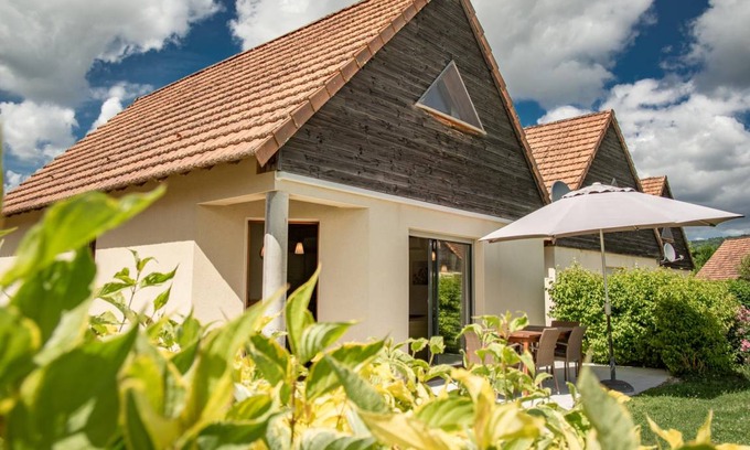 Lacapelle-Marival House | Beautiful holiday home on holiday park with swimming pool.